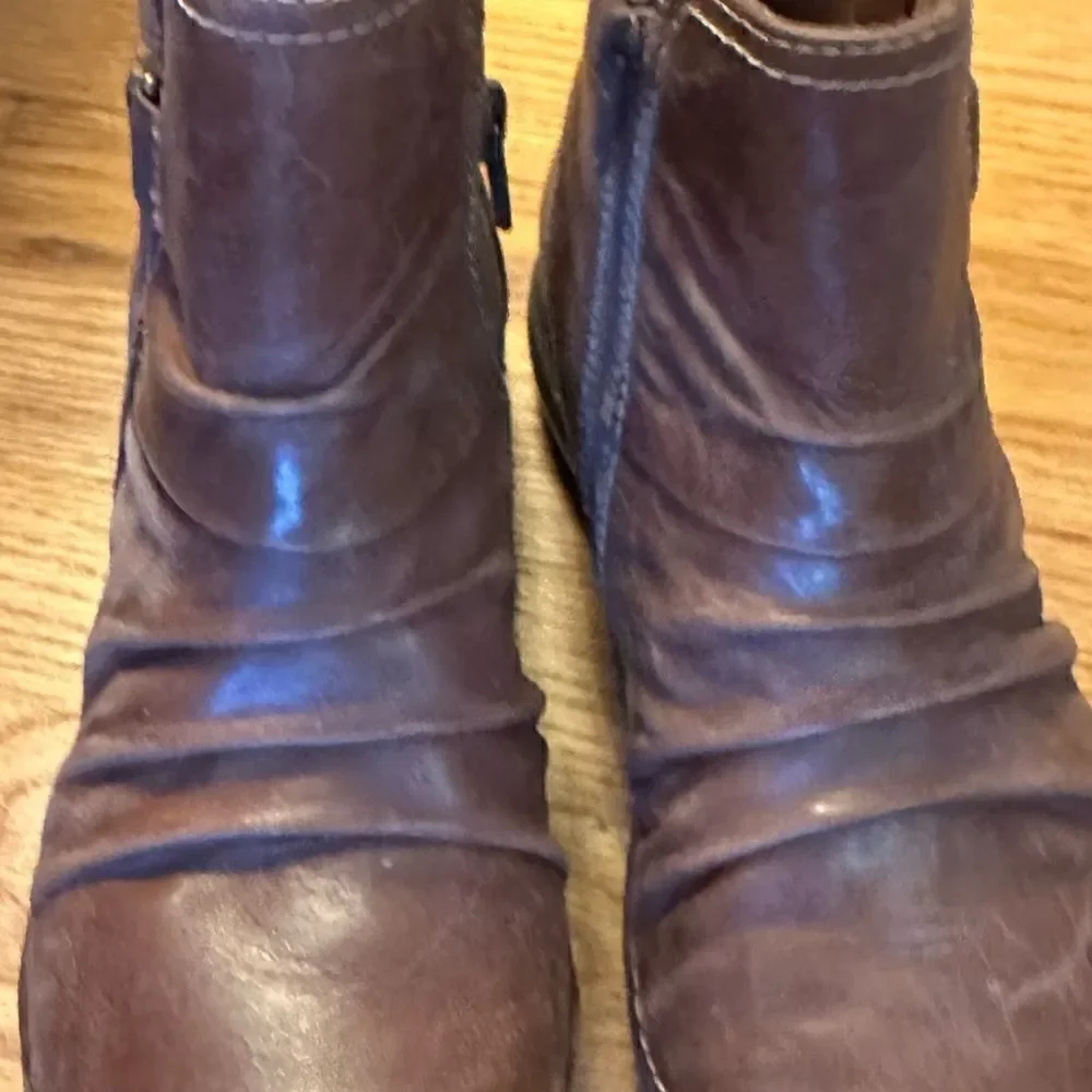 ✨ Clark’s brown leather slip on bootie, side zipper sz 8.
